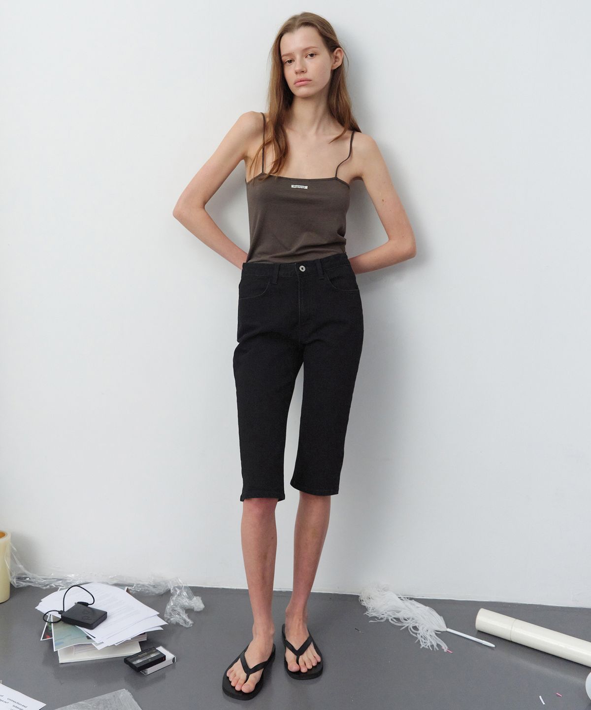 르바(LEVAR) Below Capri Denim - Black