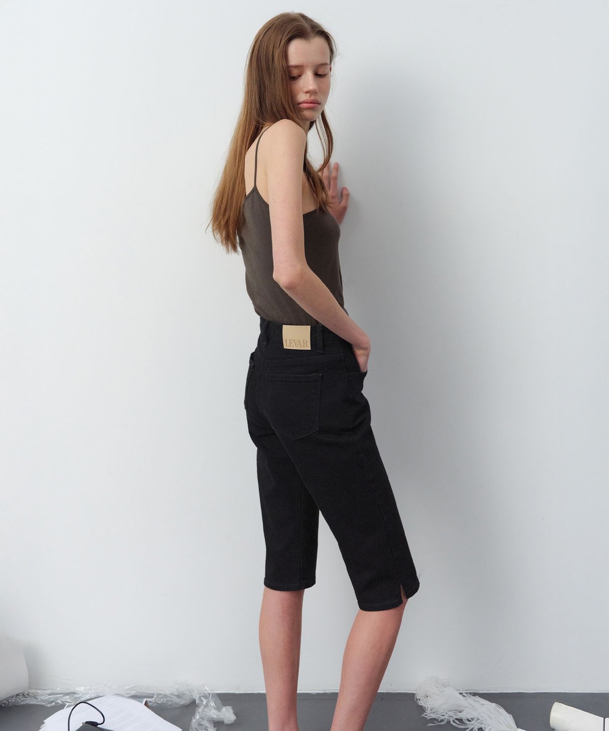 르바(LEVAR) Below Capri Denim - Black