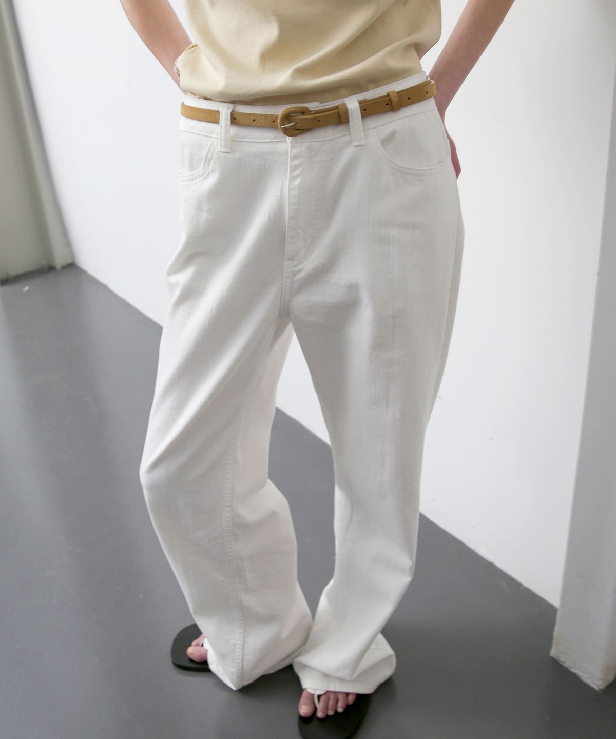 르바(LEVAR) Relaxed Light Cotton Pants - Off White