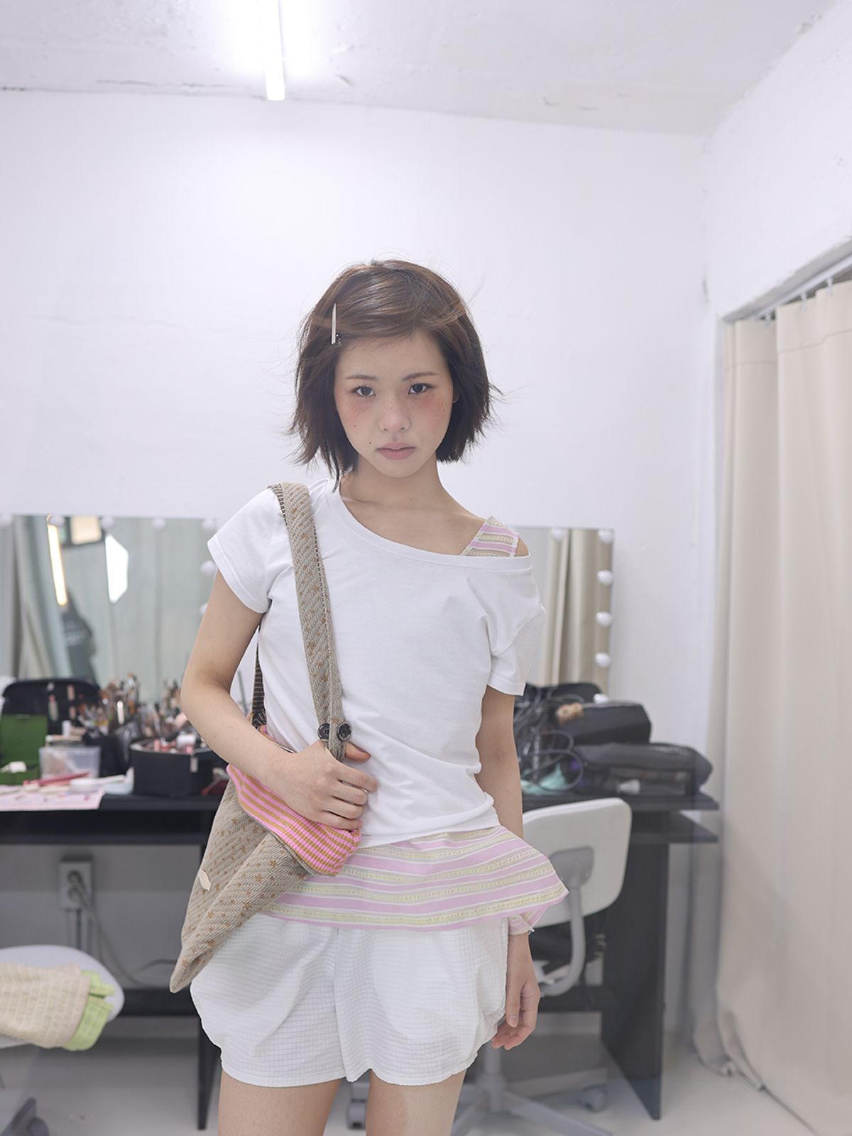 무음(MUWM) 플립 슬리브 리버시블 숄더백 Flip Sleeve Shoulder Bag (Beige)