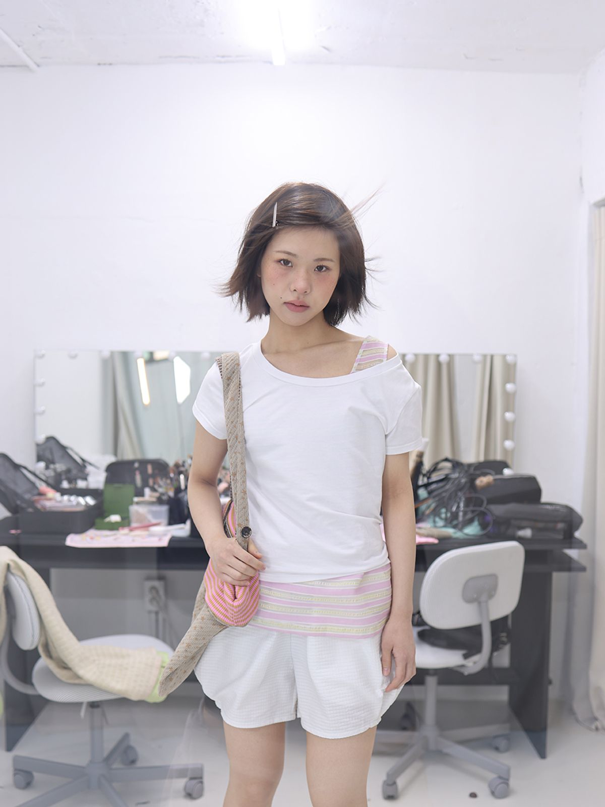 무음(MUWM) 플립 슬리브 리버시블 숄더백 Flip Sleeve Shoulder Bag (Beige)