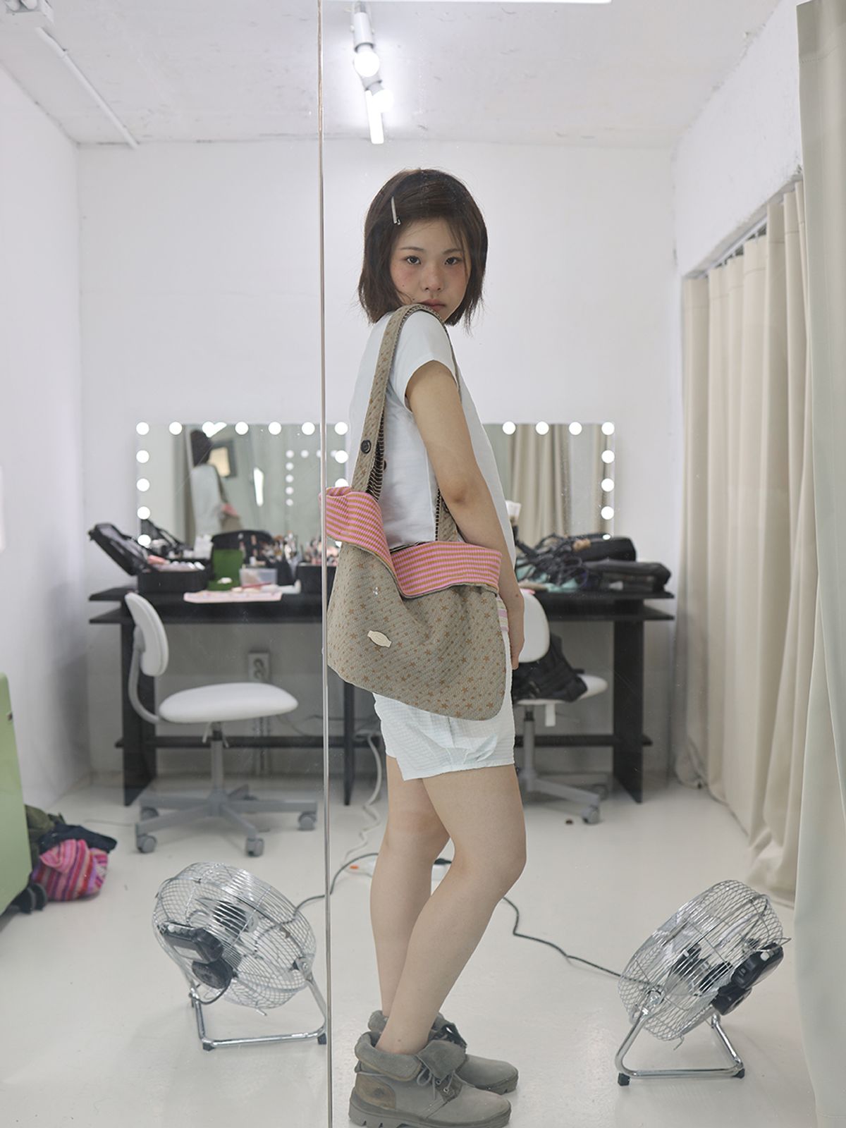 무음(MUWM) 플립 슬리브 리버시블 숄더백 Flip Sleeve Shoulder Bag (Beige)
