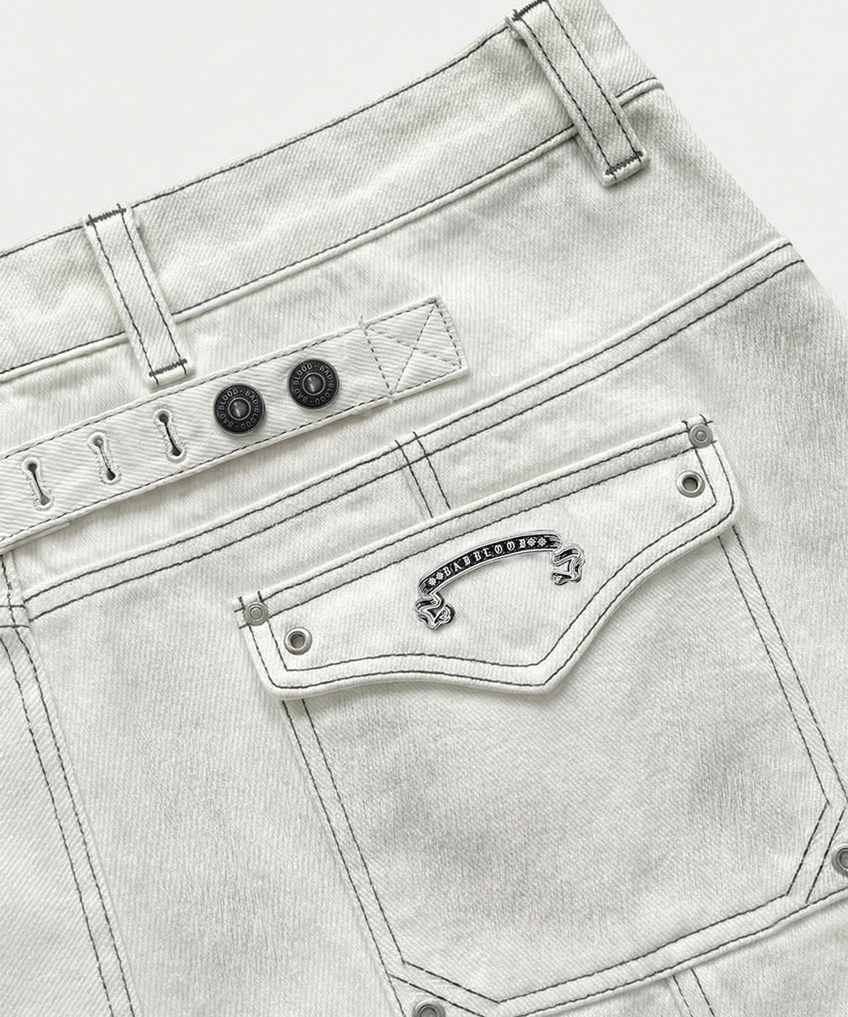 배드블러드(BADBLOOD) Arc Curved Fit Cargo Pants - White