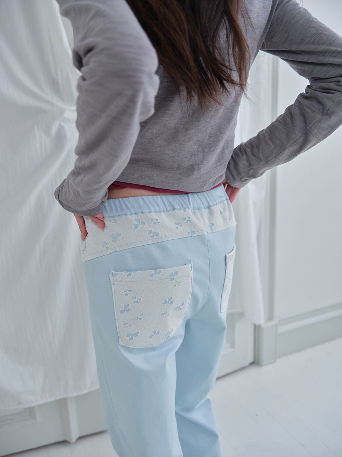 무음(MUWM) 플레어 레이스 스트레치 팬츠 Flare Lace Stretch Pants (Ice Blue)