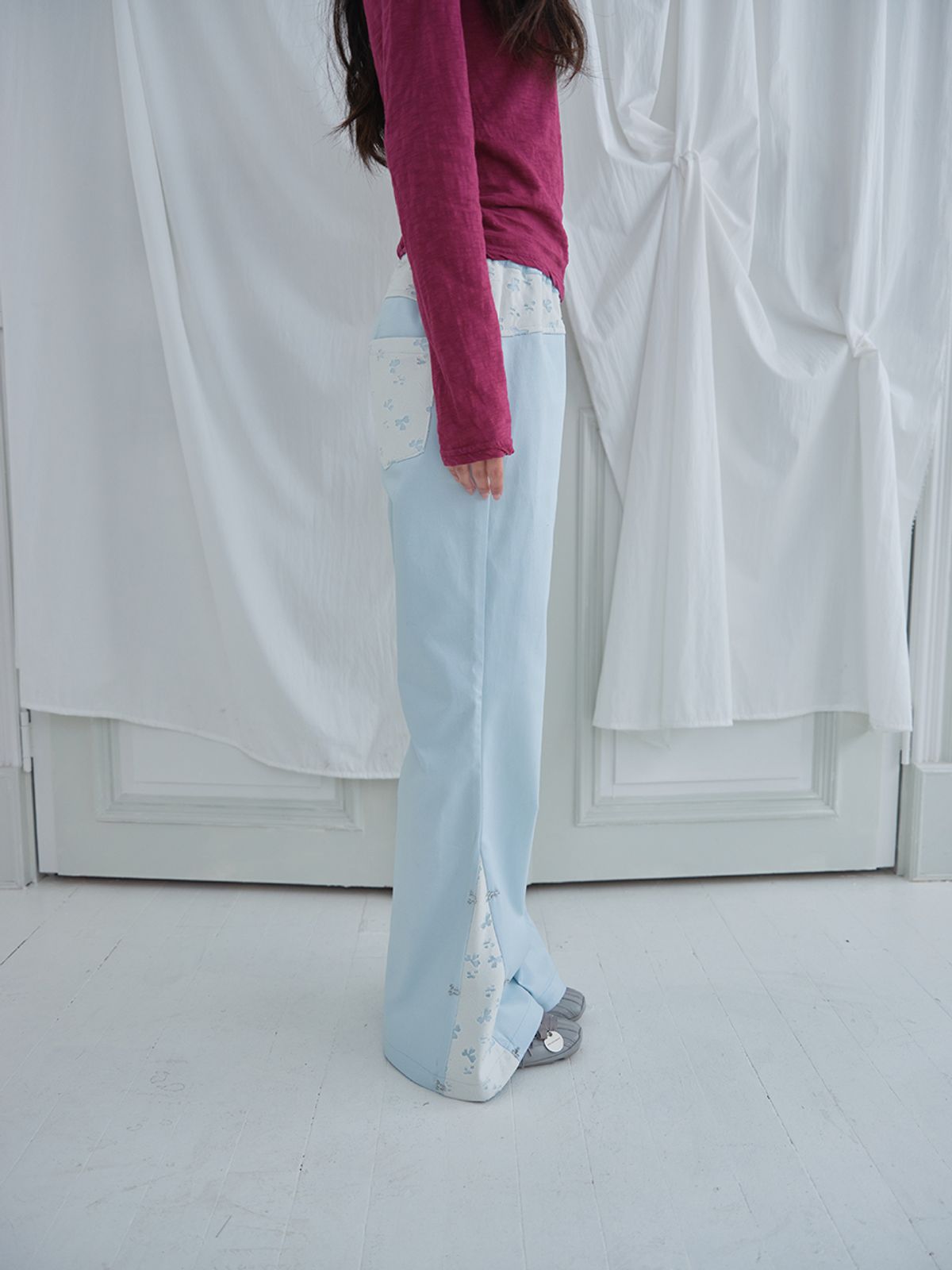 무음(MUWM) 플레어 레이스 스트레치 팬츠 Flare Lace Stretch Pants (Ice Blue)