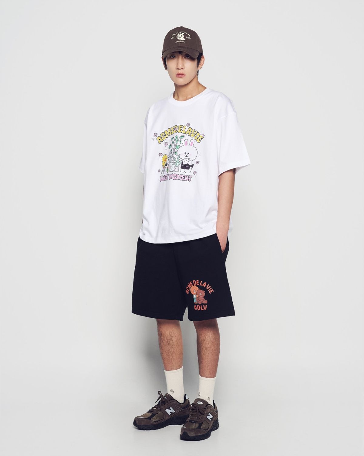 아크메드라비(ACME DE LA VIE) BEAR DOLL HUG BROWN LINE FRIENDS SHORT PANTS