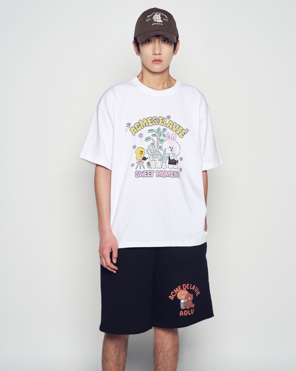아크메드라비(ACME DE LA VIE) BEAR DOLL HUG BROWN LINE FRIENDS SHORT PANTS
