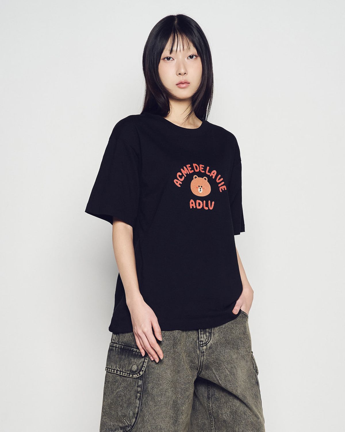 아크메드라비(ACME DE LA VIE) BEAR DOLL HUG BROWN LINE FRIENDS SHORT SLEEVE T-SHIRT