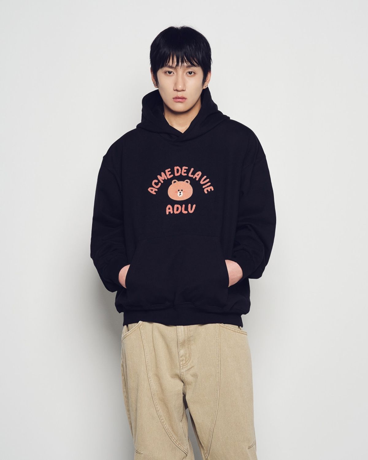 아크메드라비(ACME DE LA VIE) BEAR DOLL HUG BROWN LINE FRIENDS HOODIE
