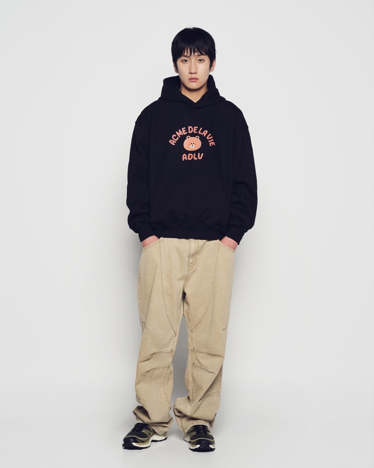 아크메드라비(ACME DE LA VIE) BEAR DOLL HUG BROWN LINE FRIENDS HOODIE