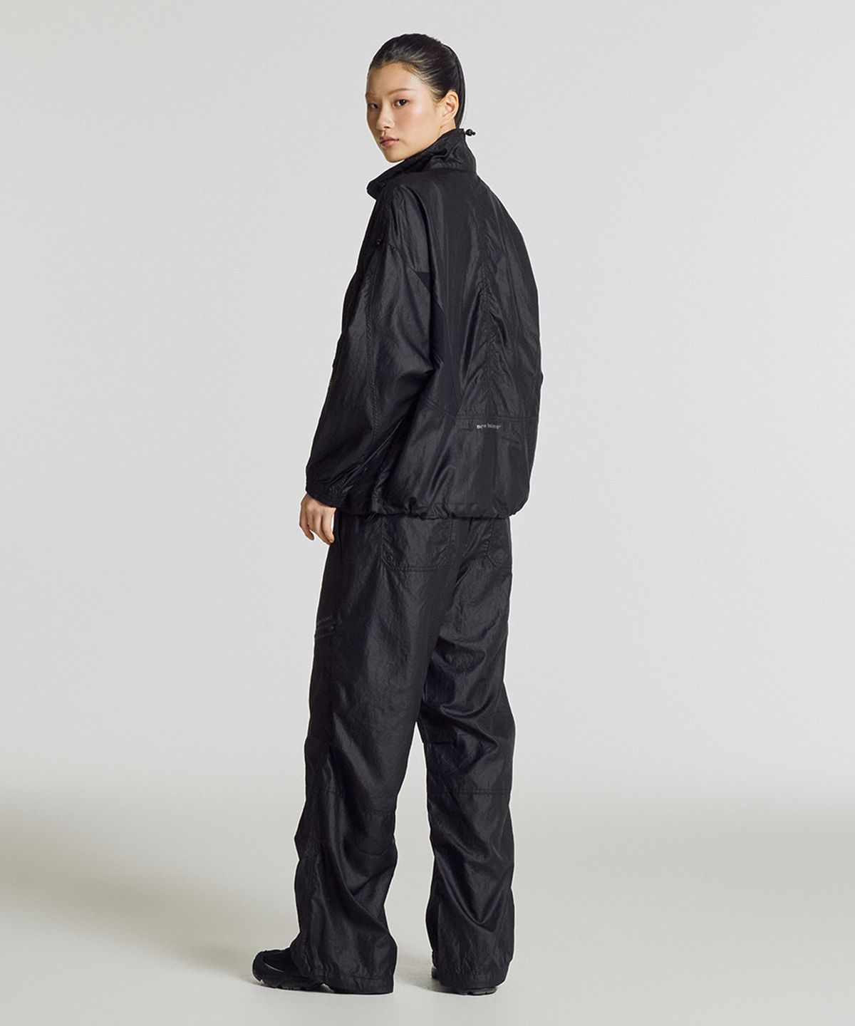 뉴발란스(NEW BALANCE) NBNAG2W422 / WOMEN 204 경량 우븐자켓 (GLOSSY BLACK)