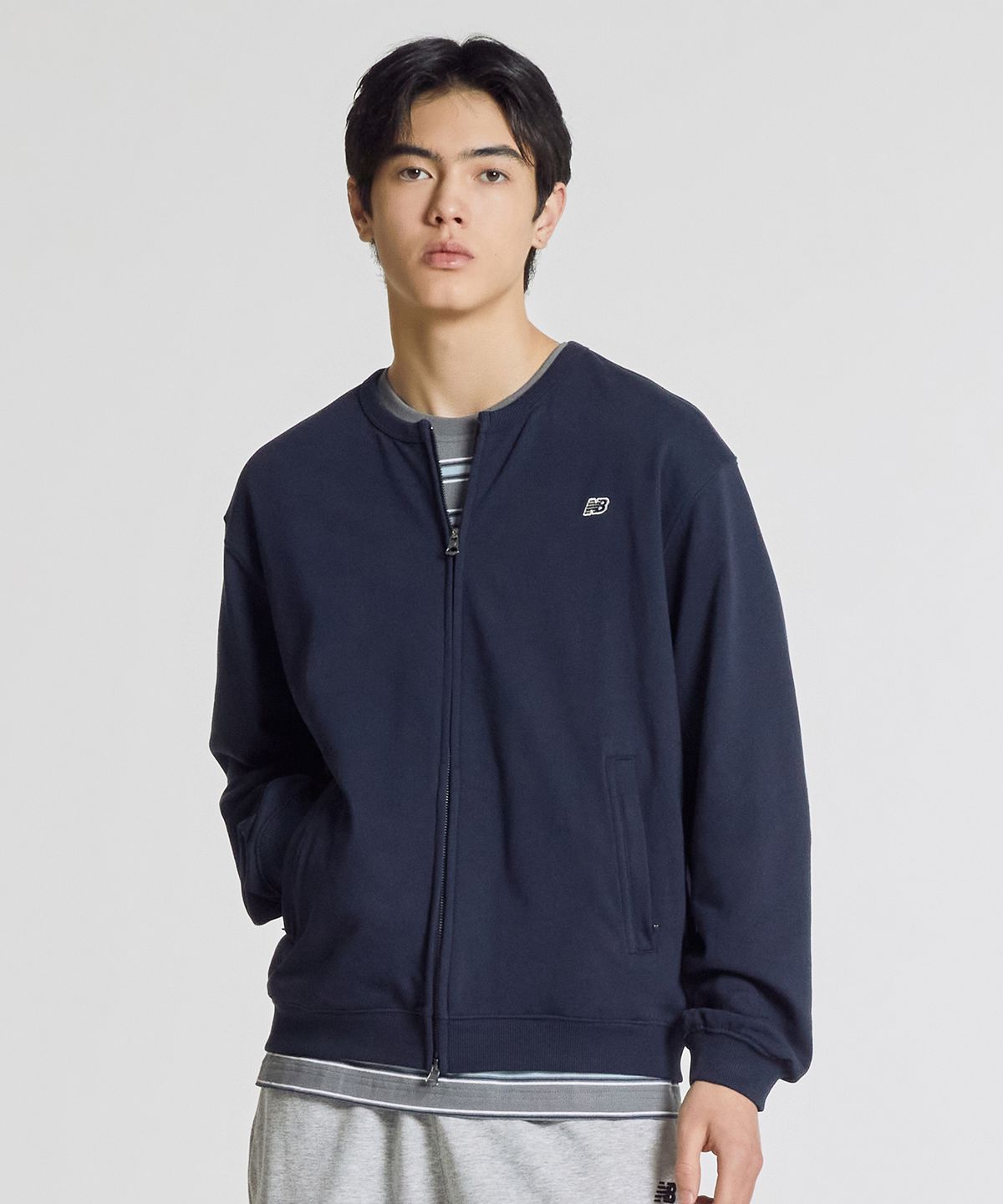 뉴발란스(NEW BALANCE) NBMDG21423 / UNI 에센셜 썸머 경량 라운드넥 집업 (NAVY)