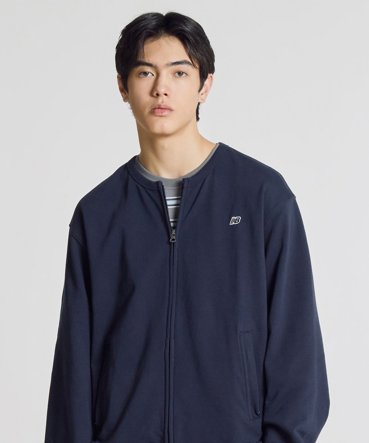 뉴발란스(NEW BALANCE) NBMDG21423 / UNI 에센셜 썸머 경량 라운드넥 집업 (NAVY)