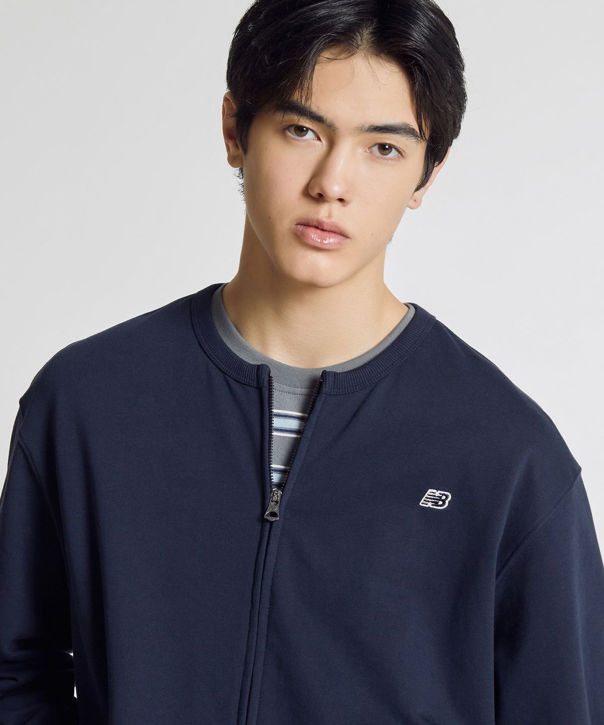 뉴발란스(NEW BALANCE) NBMDG21423 / UNI 에센셜 썸머 경량 라운드넥 집업 (NAVY)