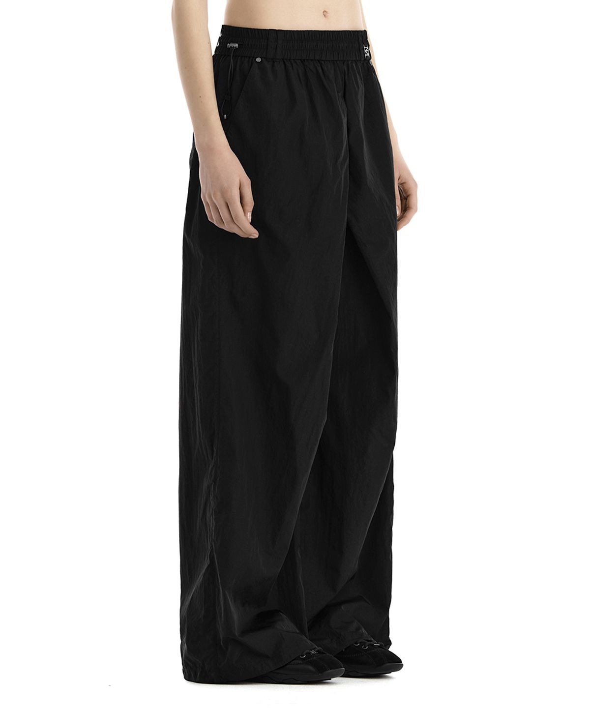 트리밍버드(TREEMINGBIRD) Slash-Pleated Nylon Track Pants [ Black ]