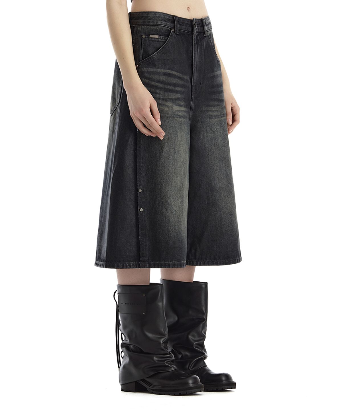 트리밍버드(TREEMINGBIRD) Rivet Coated Denim Bermuda [ Dark Navy ]