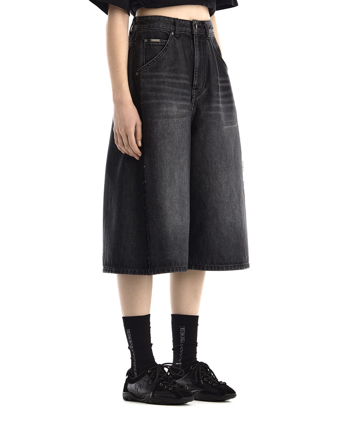 트리밍버드(TREEMINGBIRD) Rivet Coated Denim Bermuda [ Black ]
