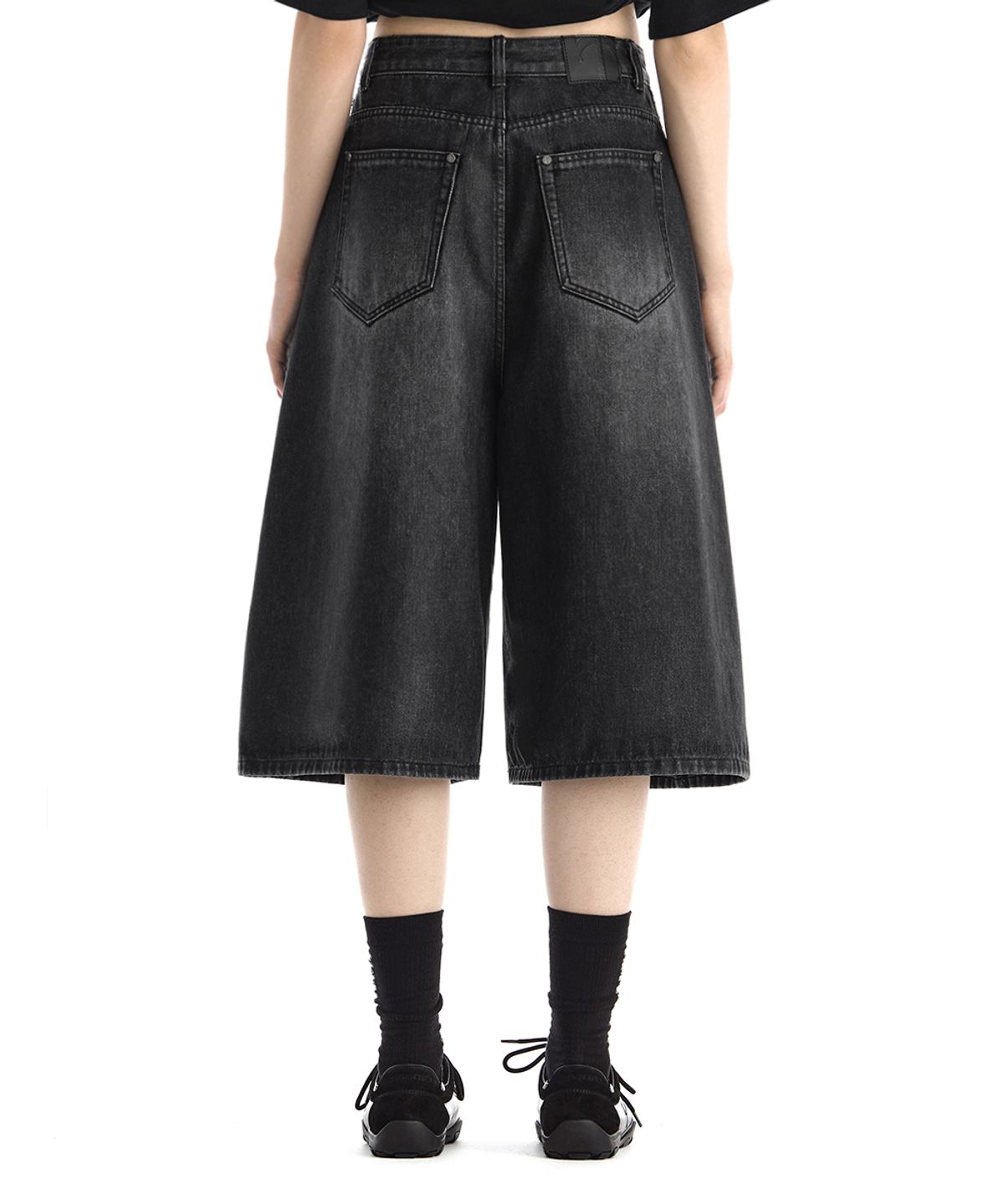 트리밍버드(TREEMINGBIRD) Rivet Coated Denim Bermuda [ Black ]