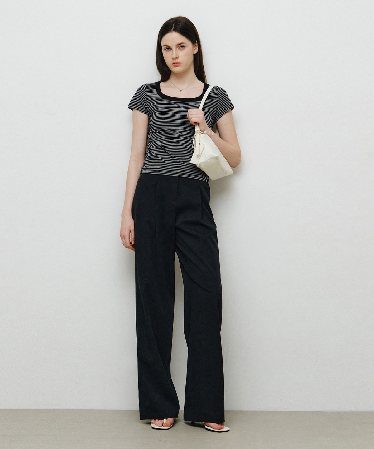몽돌(MONGDOL) 스퀘어넥 스트라이프 반팔 티셔츠 블랙 MDTS098BLACK