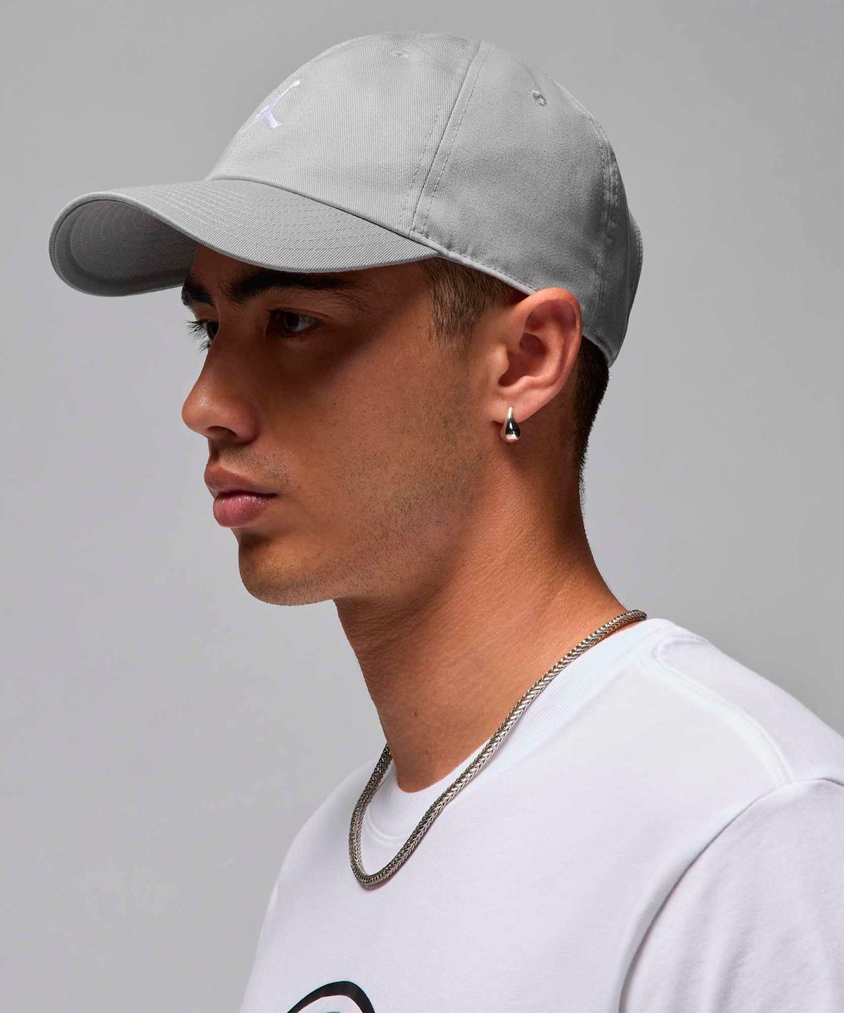 나이키(NIKE) 조던 클럽 언스트럭처 커브 빌 모자 - 라이트 스모크 그레이:화이트 / HQ1963-077
