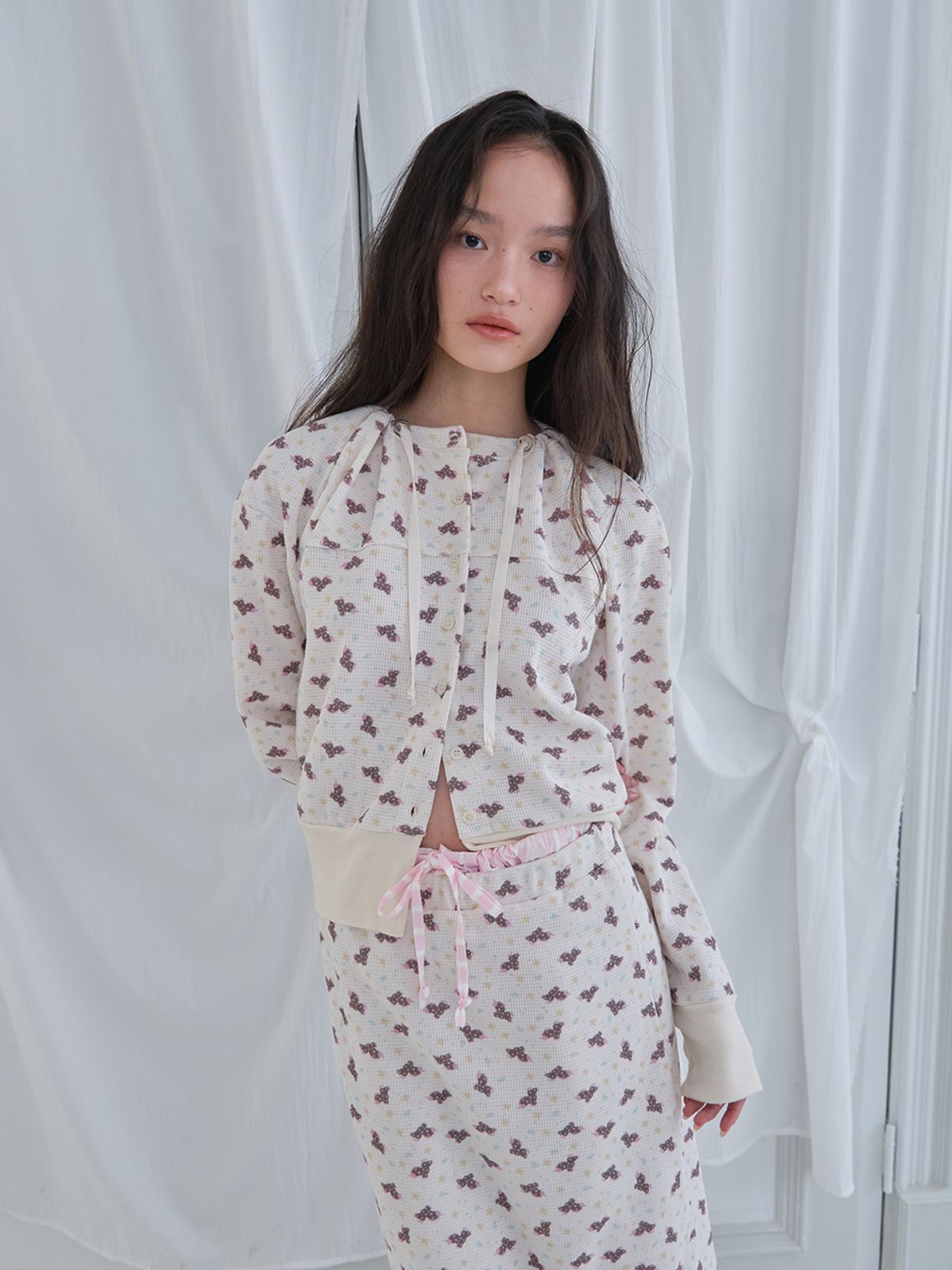무음(MUWM) 블룸 네크라인 가디건 Bloom Neckline Cardigan (Cream)