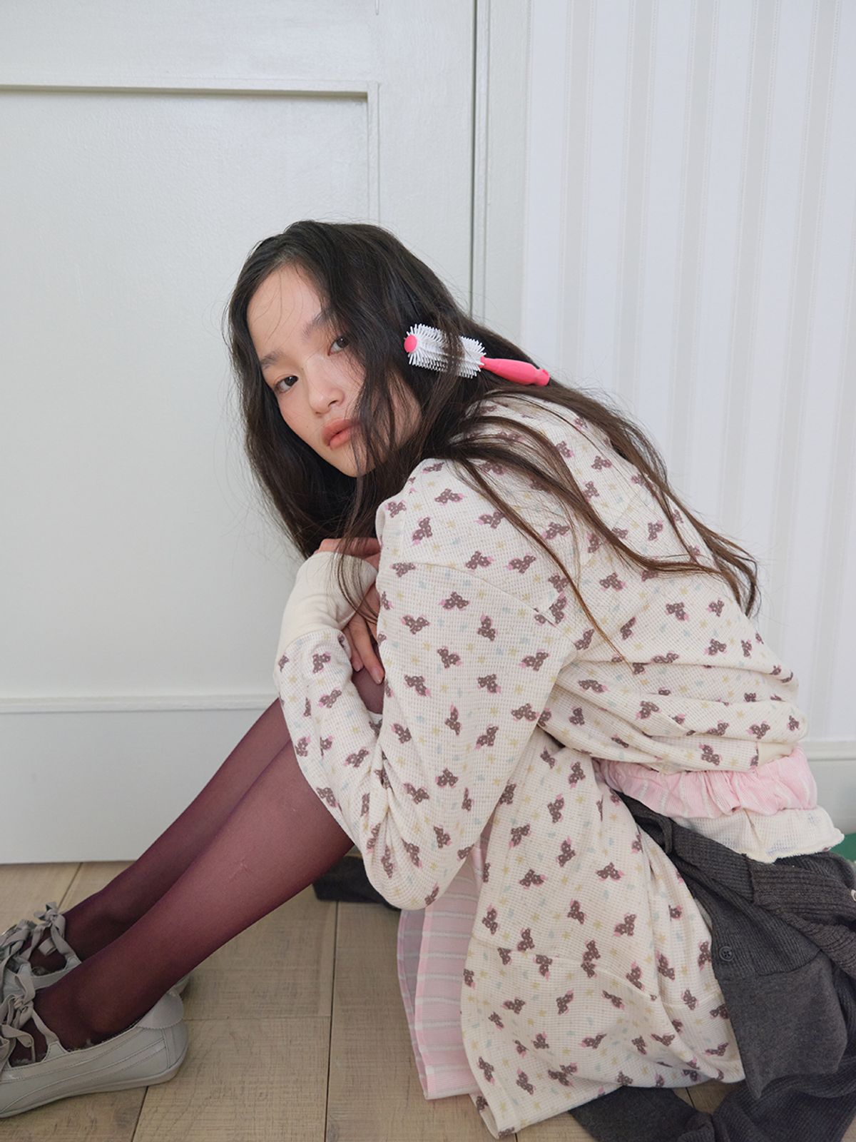 무음(MUWM) 블룸 네크라인 가디건 Bloom Neckline Cardigan (Cream)
