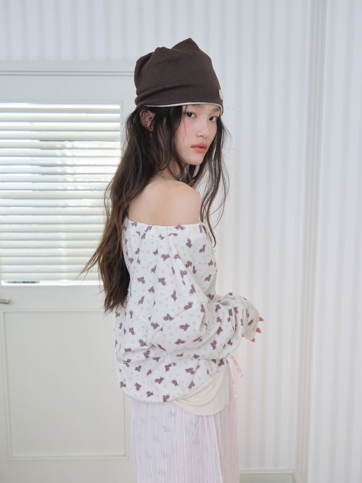 무음(MUWM) 블룸 네크라인 가디건 Bloom Neckline Cardigan (Cream)