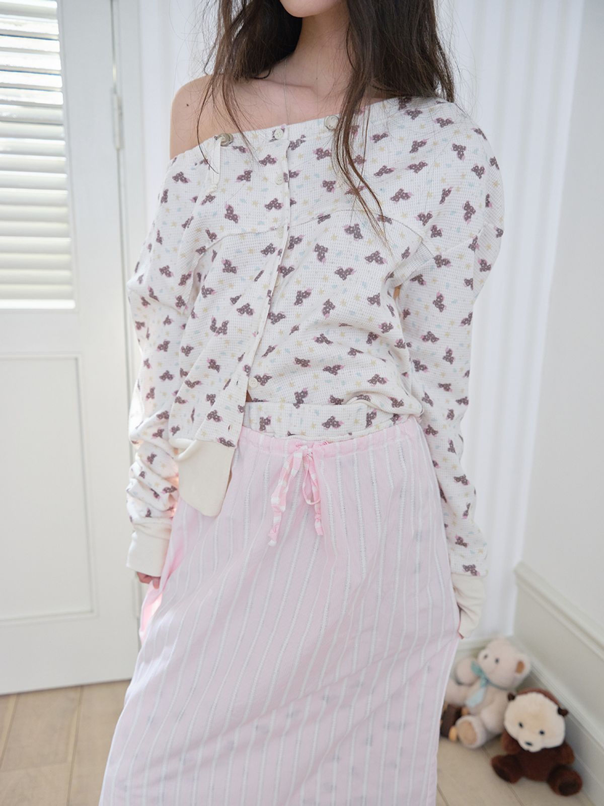 무음(MUWM) 블룸 네크라인 가디건 Bloom Neckline Cardigan (Cream)