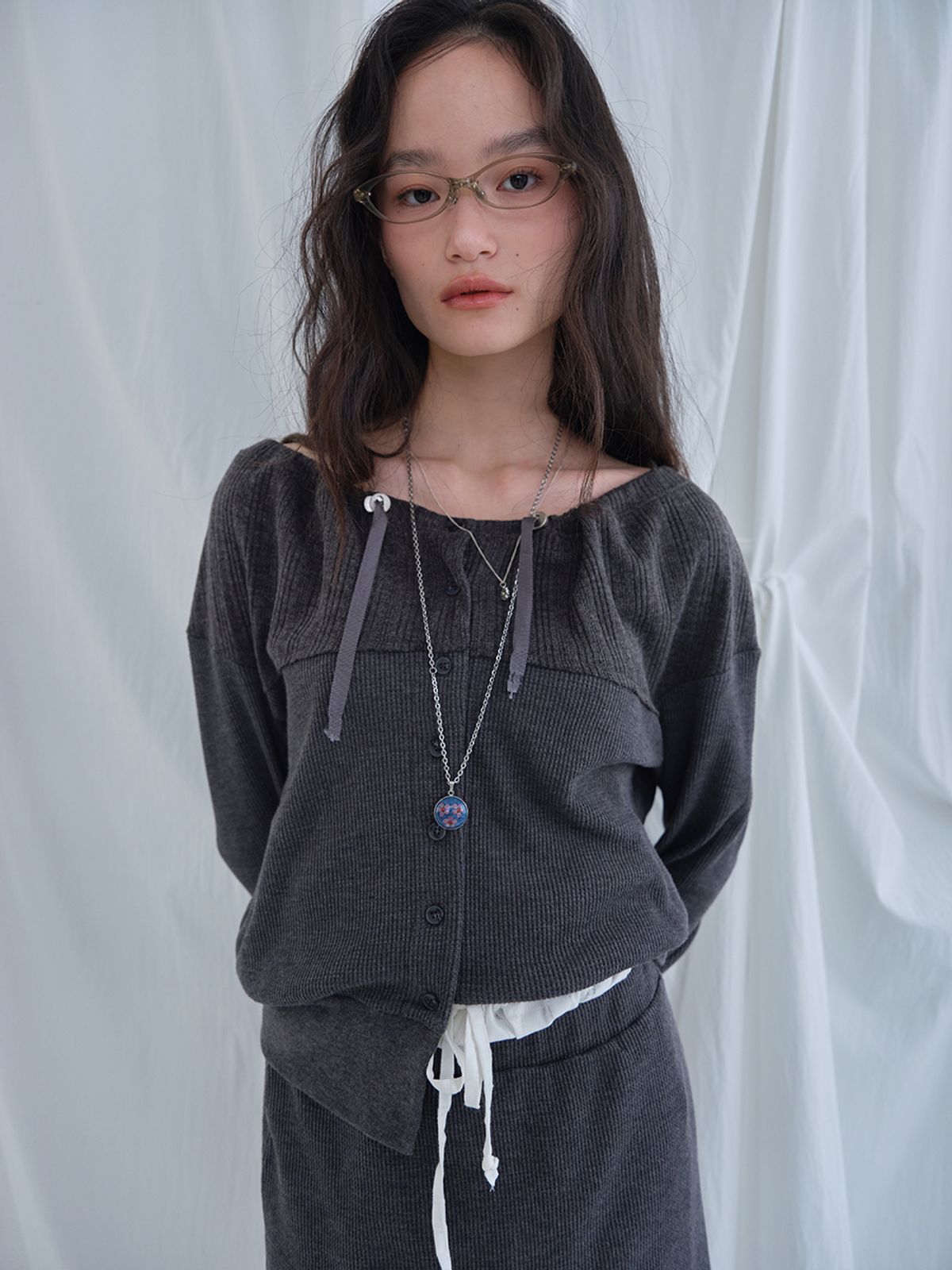무음(MUWM) 블룸 네크라인 가디건 Bloom Neckline Cardigan (Charcoal)