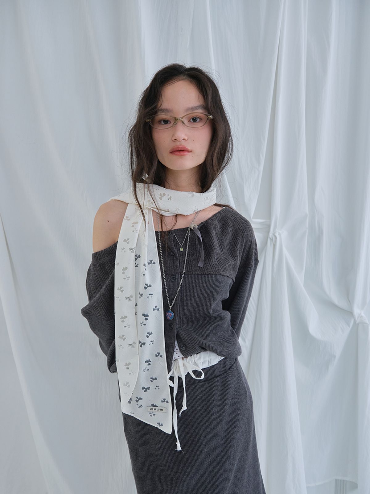 무음(MUWM) 블룸 네크라인 가디건 Bloom Neckline Cardigan (Charcoal)