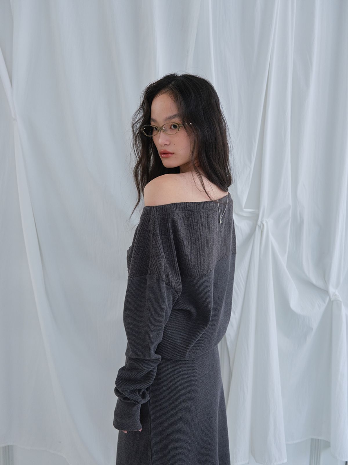 무음(MUWM) 블룸 네크라인 가디건 Bloom Neckline Cardigan (Charcoal)