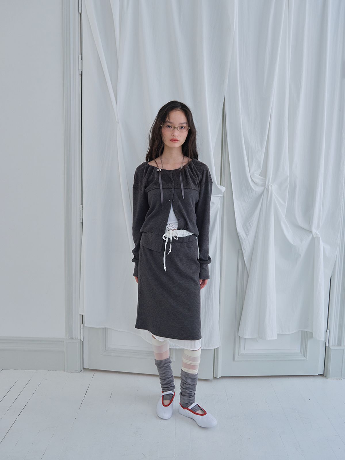 무음(MUWM) 블룸 네크라인 가디건 Bloom Neckline Cardigan (Charcoal)