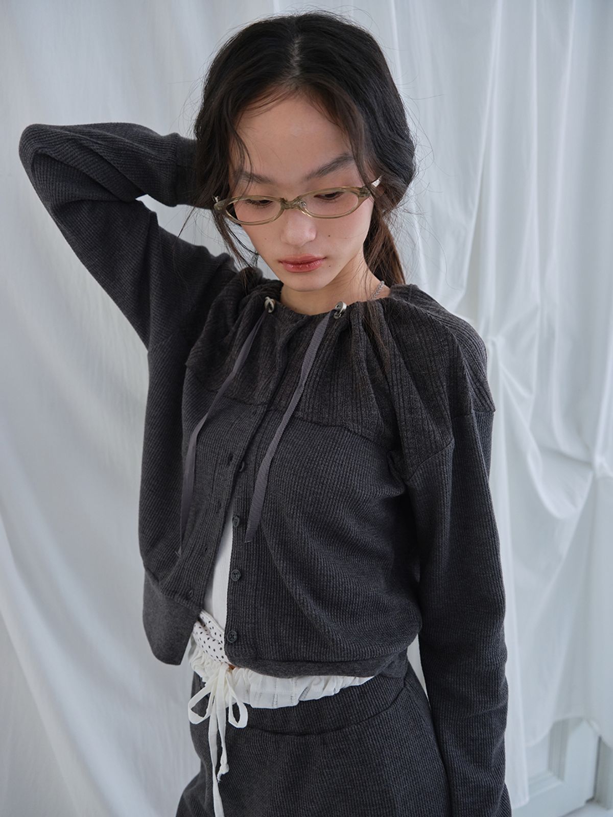 무음(MUWM) 블룸 네크라인 가디건 Bloom Neckline Cardigan (Charcoal)
