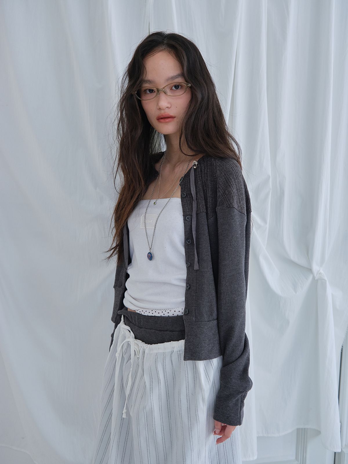 무음(MUWM) 블룸 네크라인 가디건 Bloom Neckline Cardigan (Charcoal)