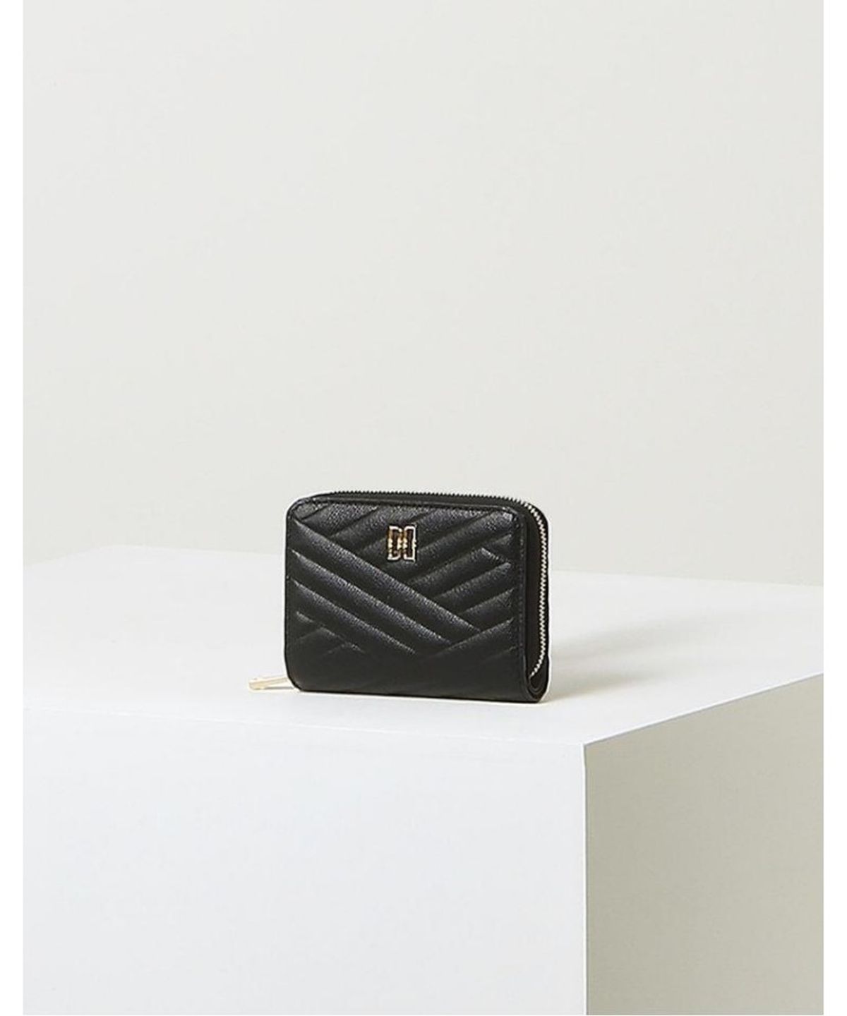 닥스 여성 액세서리(DAKS WOMENS ACCESSORIES) 블랙 칼라일 엠보 가죽 골드DD 지퍼돌이 2단 반지갑_DCWA6E216BK