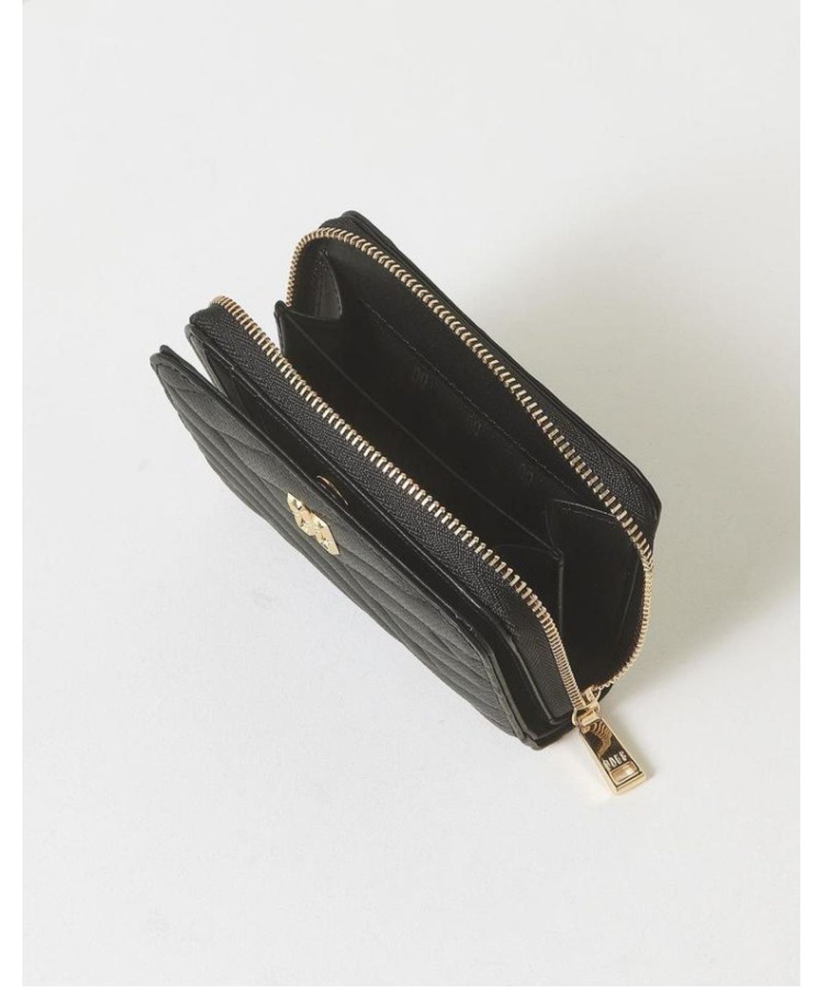 닥스 여성 액세서리(DAKS WOMENS ACCESSORIES) 블랙 칼라일 엠보 가죽 골드DD 지퍼돌이 2단 반지갑_DCWA6E216BK