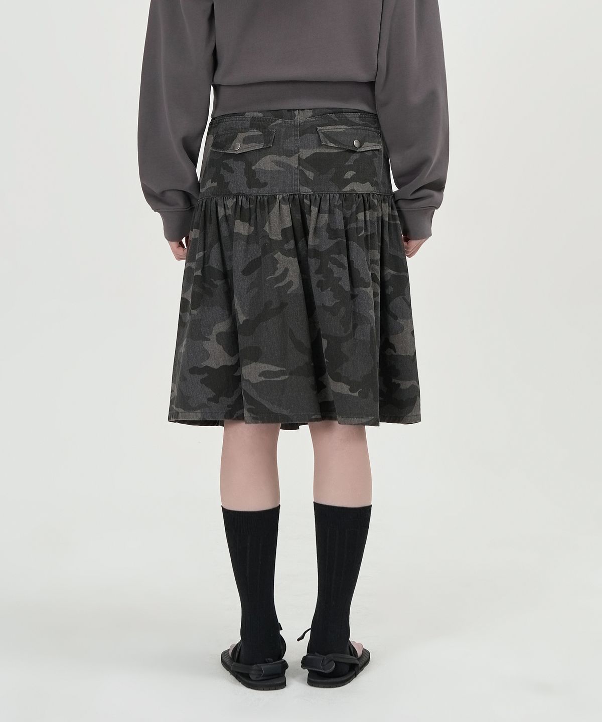 토피 우먼(TOFFEE WOMEN) W 백 플랩 플레어 스커트 (CHARCOAL)