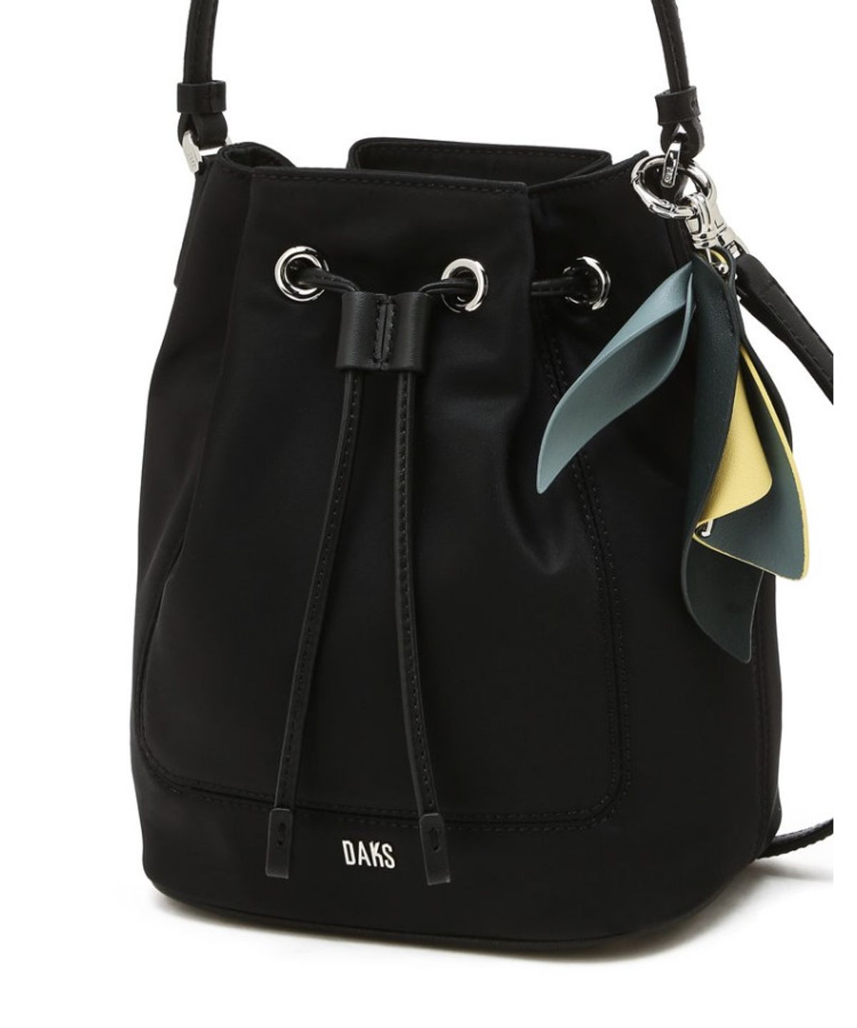 닥스 여성 액세서리(DAKS WOMENS ACCESSORIES) 블랙 플라워 참장식 나일론 드로우스트링백_DCBA6E524BK