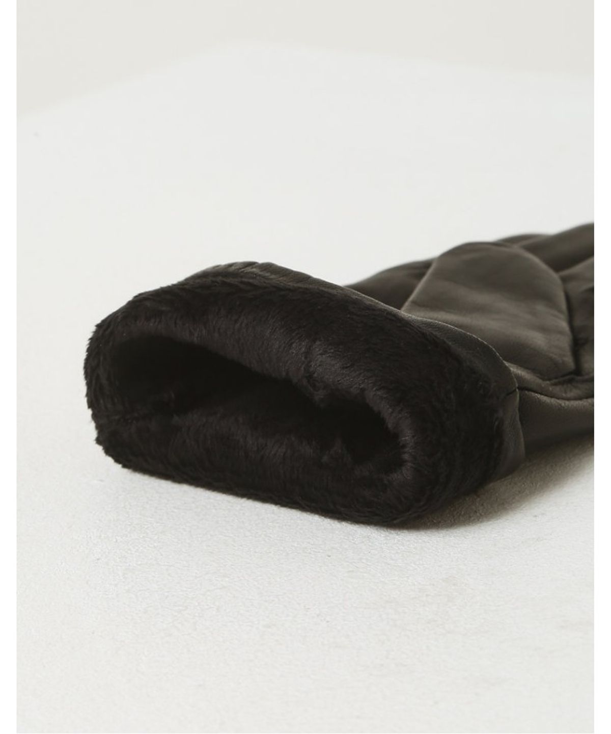 닥스 여성 액세서리(DAKS WOMENS ACCESSORIES) DD로고 체인 포인트 양가죽 장갑 블랙_DCGV5F320BK