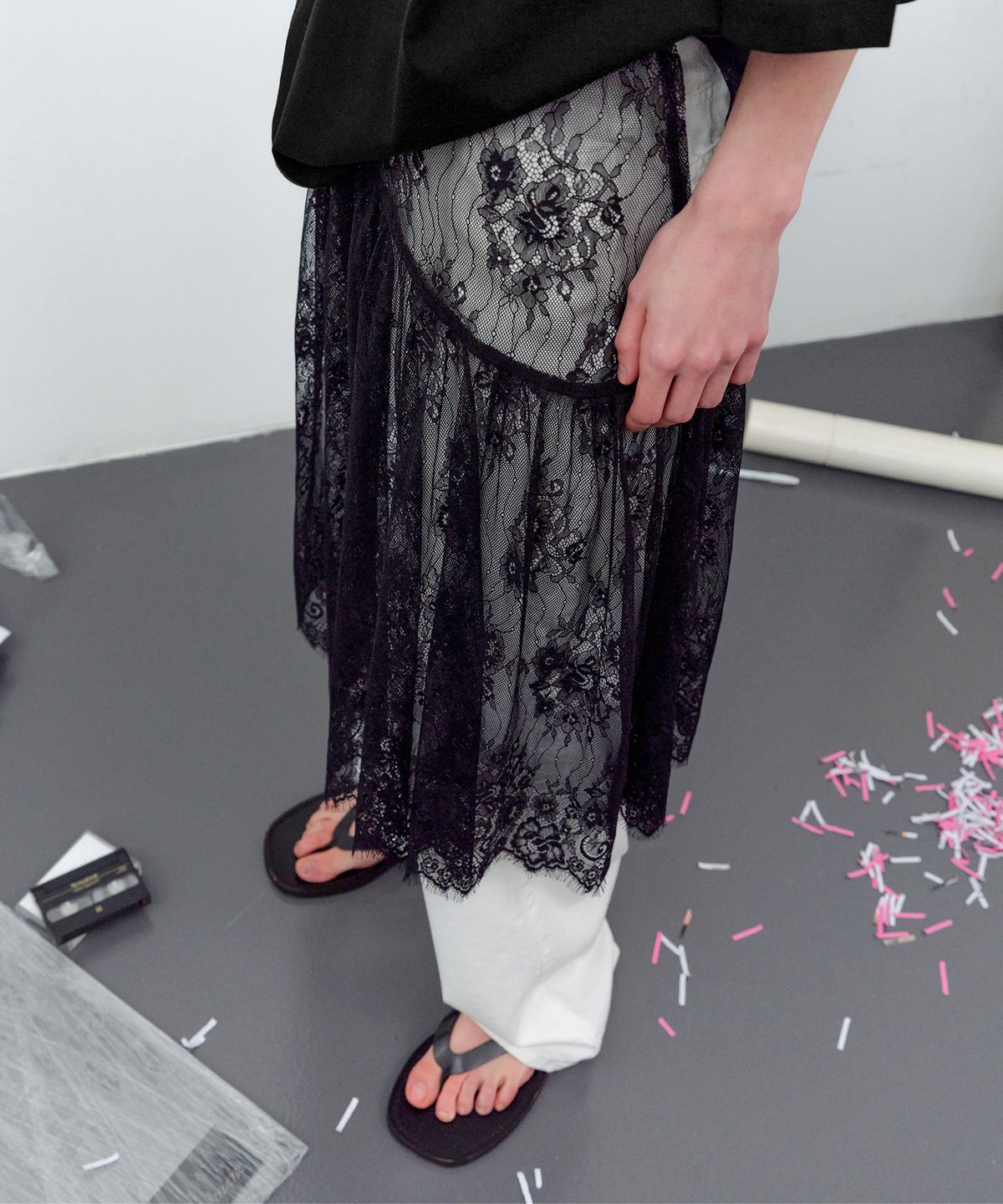 르바(LEVAR) Layered Shirring Lace Skirt - Black