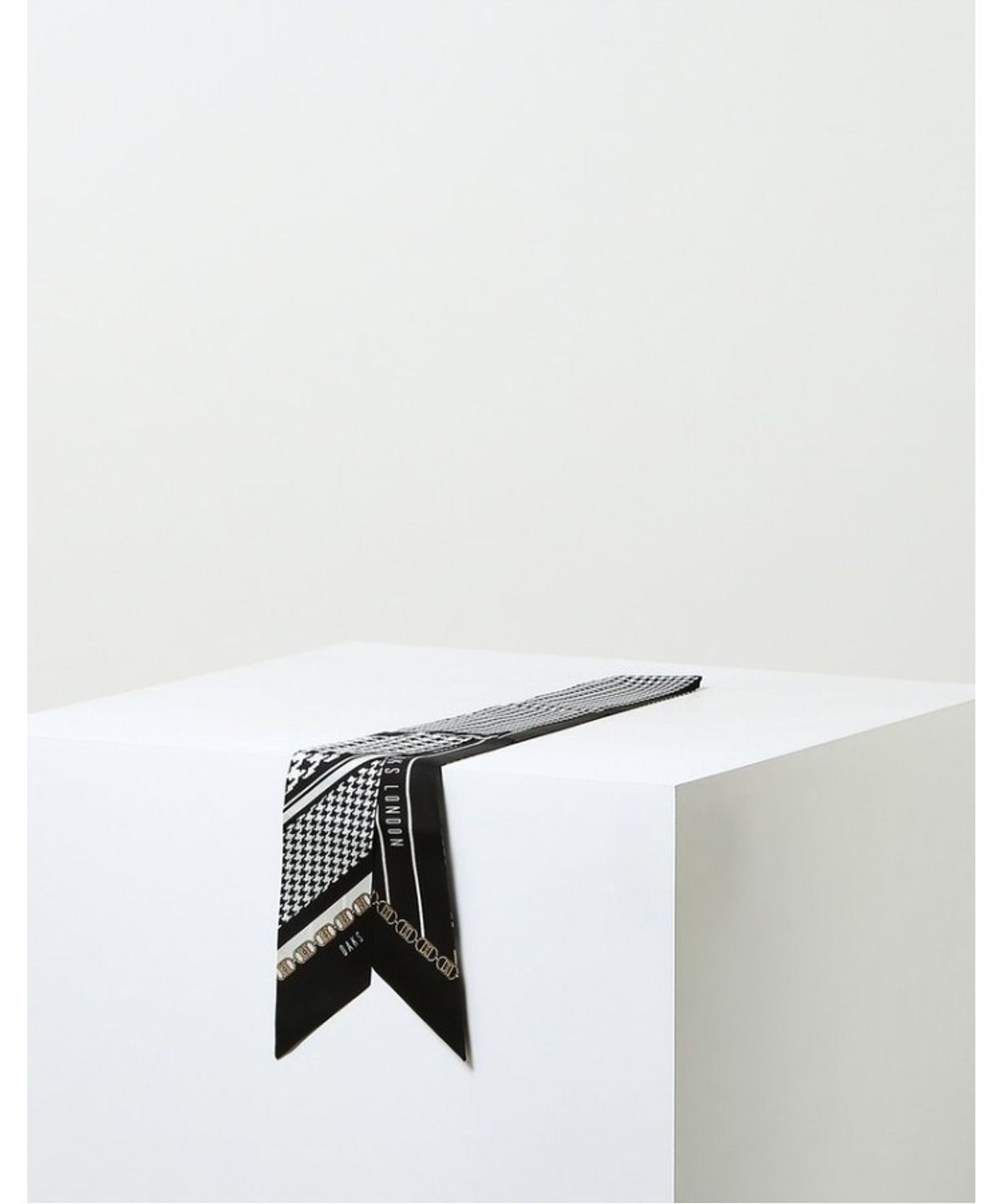 닥스 여성 액세서리(DAKS WOMENS ACCESSORIES) 블랙 뉴체크 패턴 쁘띠 실크스카프_DCSC6E965BK