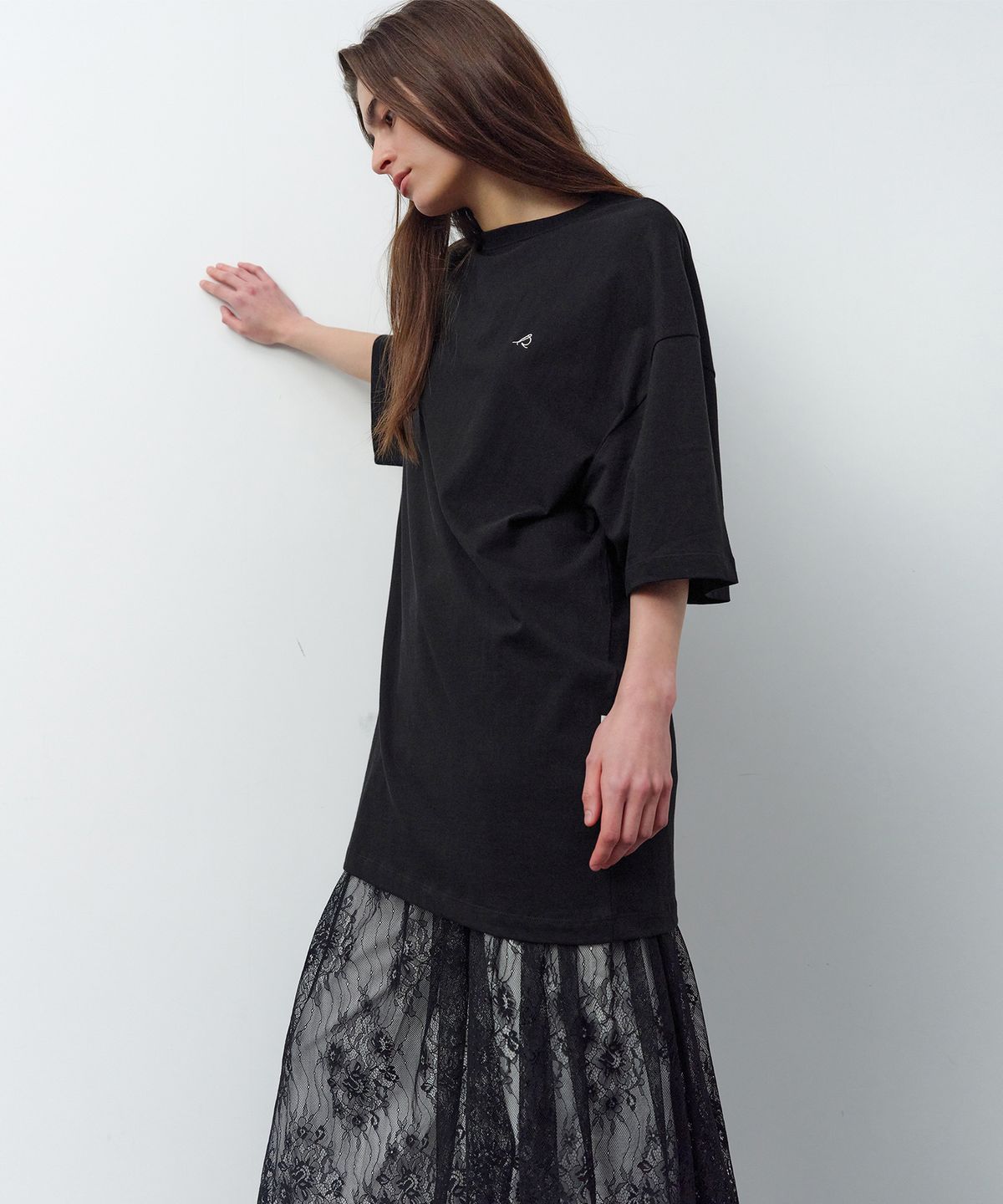 르바(LEVAR) Laid-Back Logo T-shirt - Black