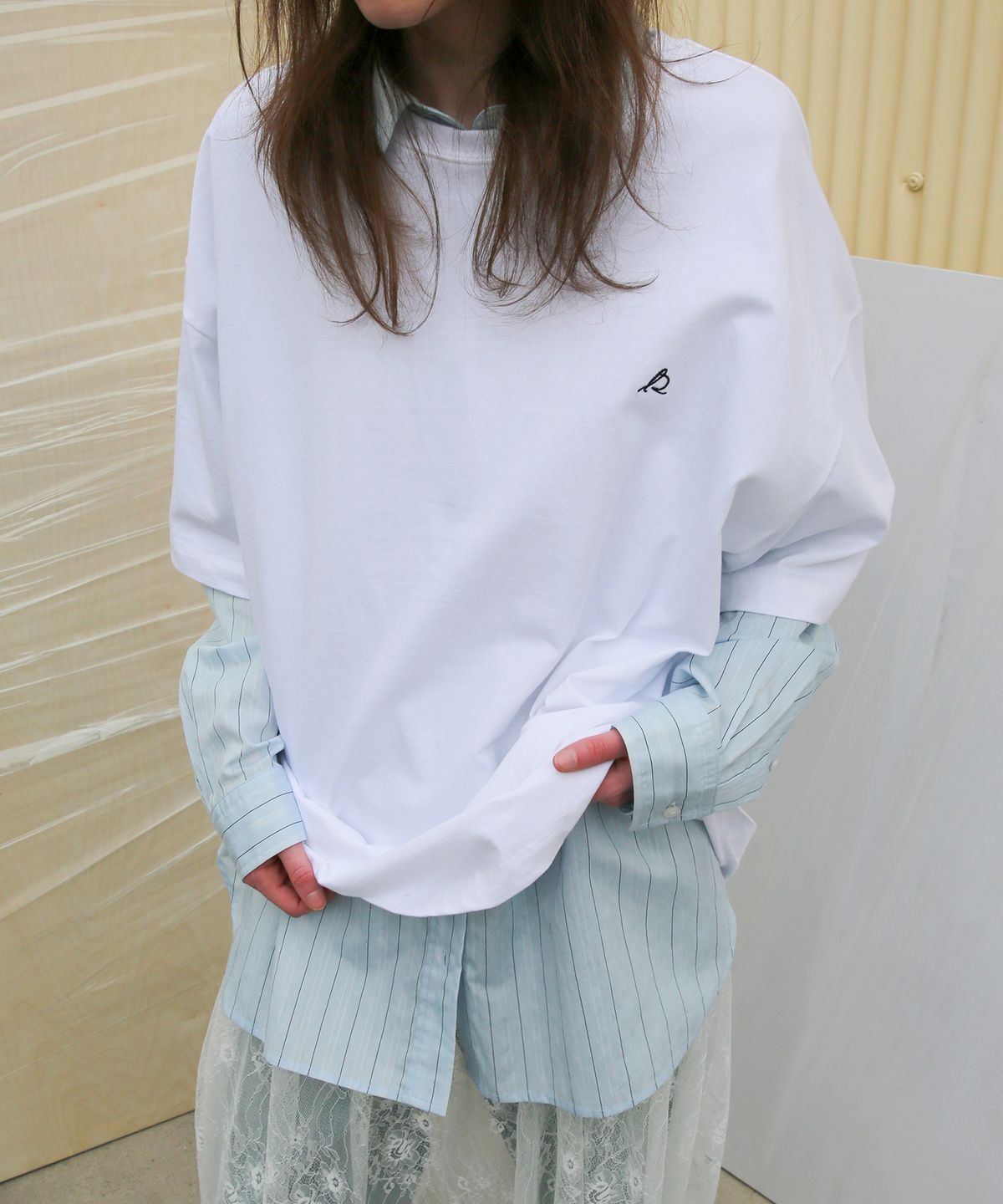 르바(LEVAR) Laid-Back Logo T-shirt - Off White