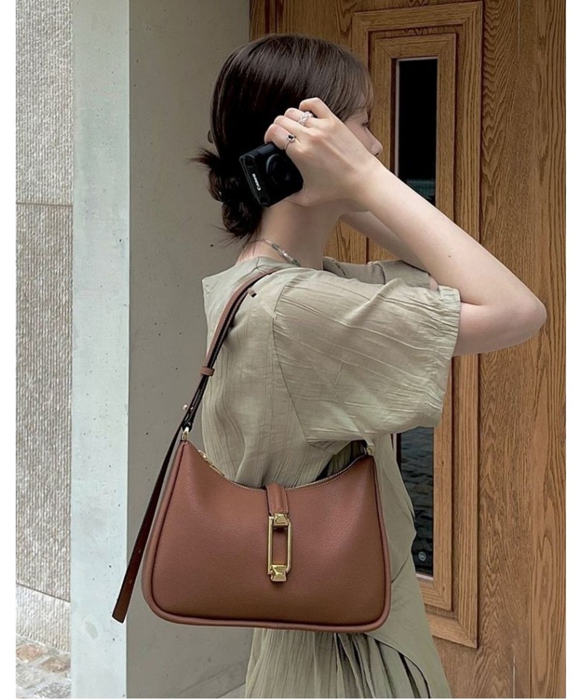 닥스 여성 액세서리(DAKS WOMENS ACCESSORIES) 브라운 D락장식 가죽 숄더 겸 크로스백_DCBA6E964W2