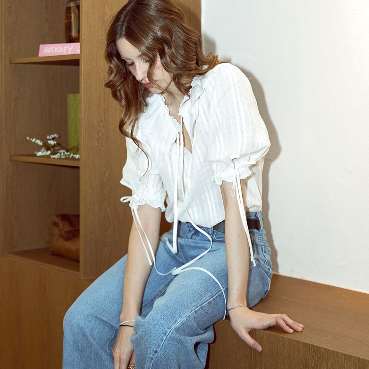 켈리도나휴(KELLY DONAHUE) 자가드 프릴 카라블라우스_WHITE