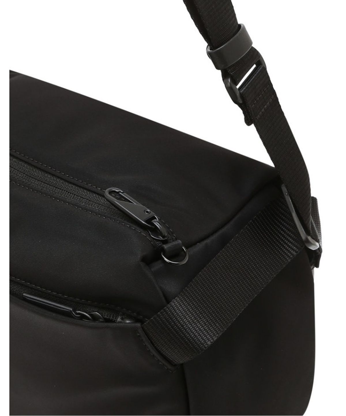 닥스 남성 액세서리(DAKS MEN'S ACCESSORIES) 블랙 로고장식 가죽 크로스백_DBBA6E856BK