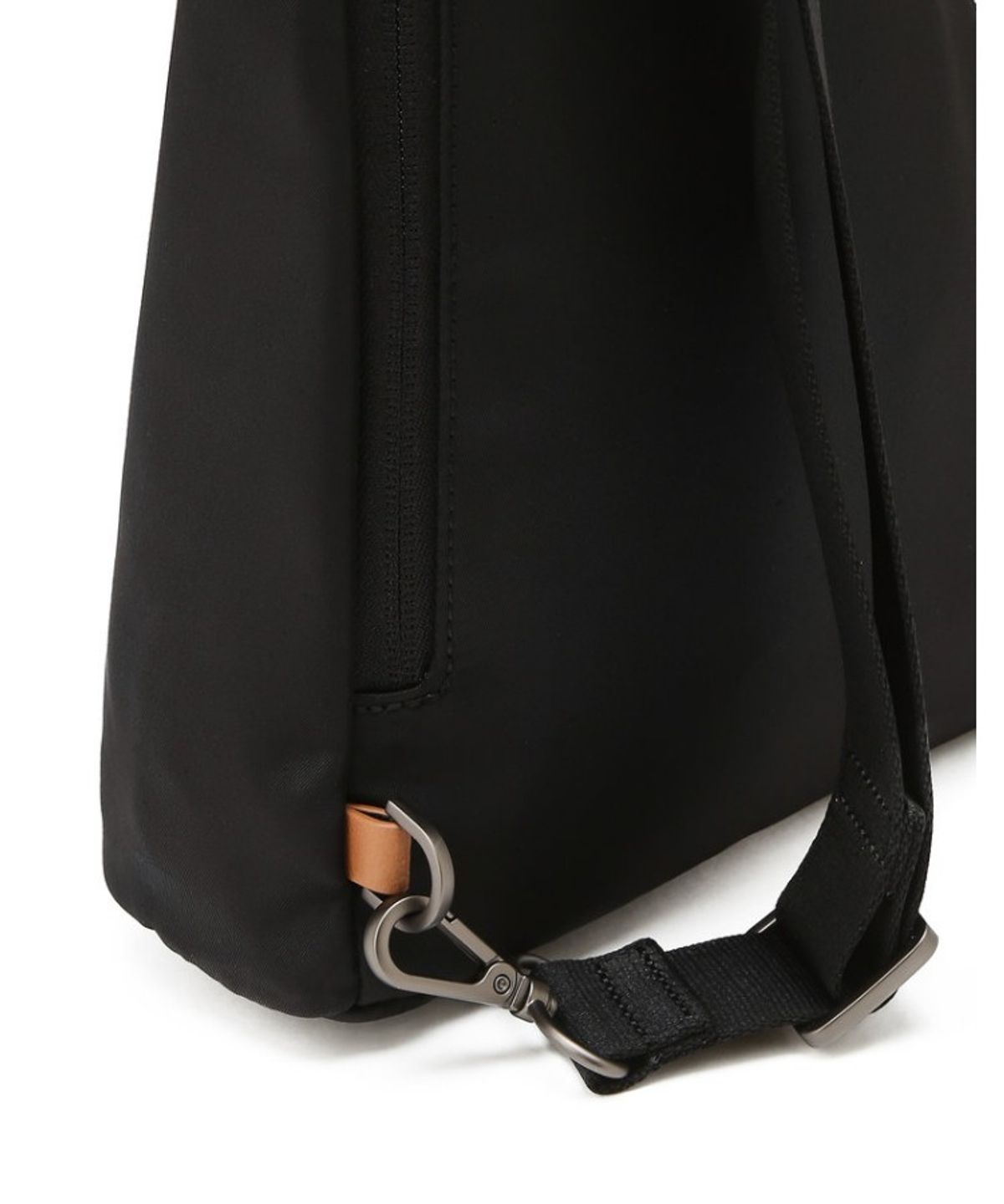 닥스 남성 액세서리(DAKS MEN'S ACCESSORIES) 블랙 로고장식 나일론 슬링백_DBBA6E855BK