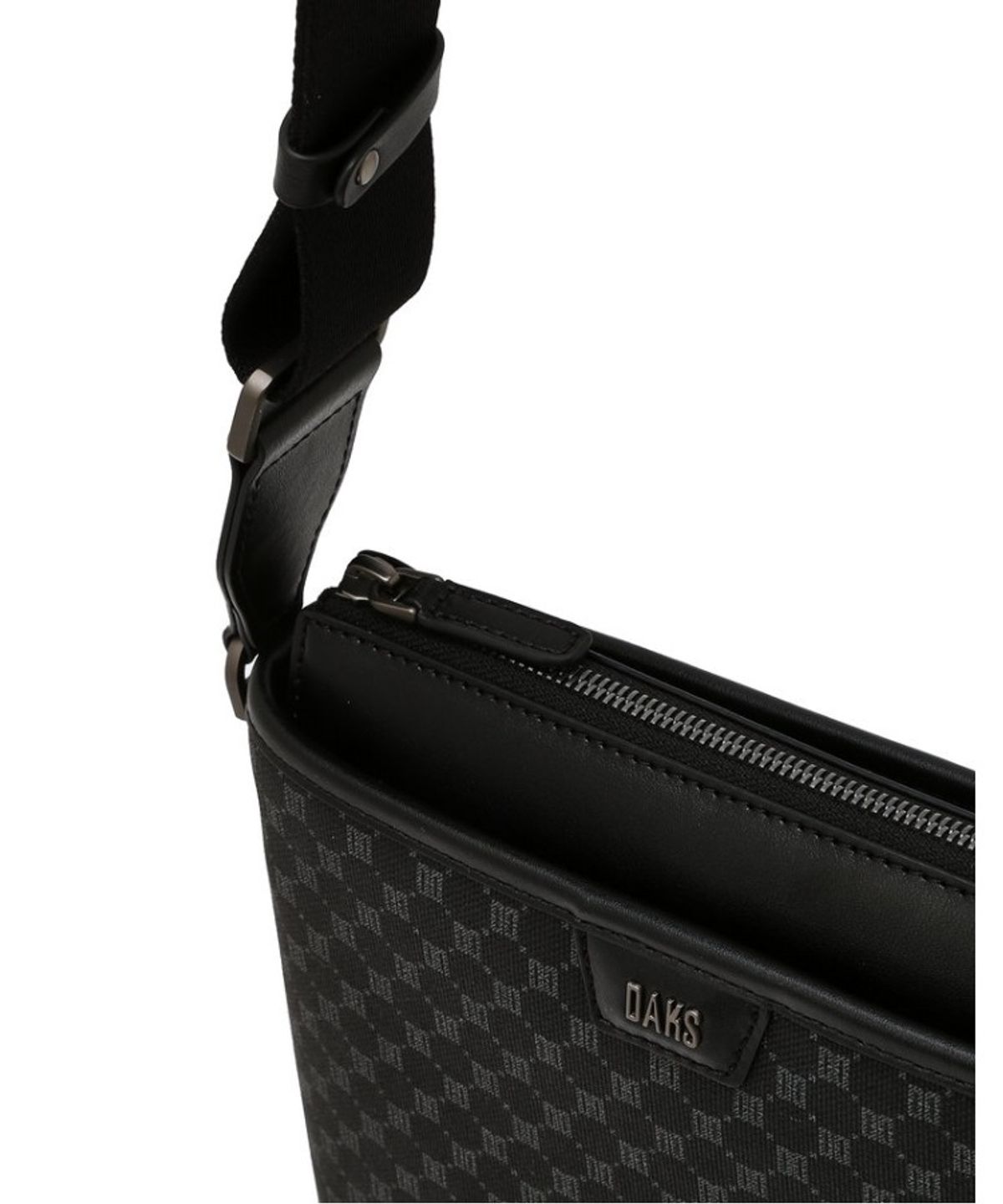 닥스 남성 액세서리(DAKS MEN'S ACCESSORIES) 블랙 DD로고 가죽 크로스백_DBBA6F471BK