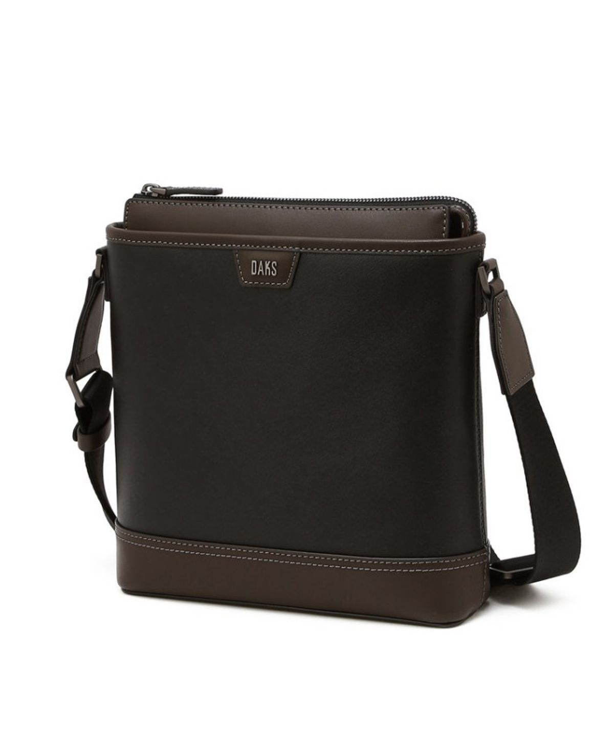 닥스 남성 액세서리(DAKS MEN'S ACCESSORIES) 블랙 로고장식 소가죽 크로스백_DBBA6E042BK