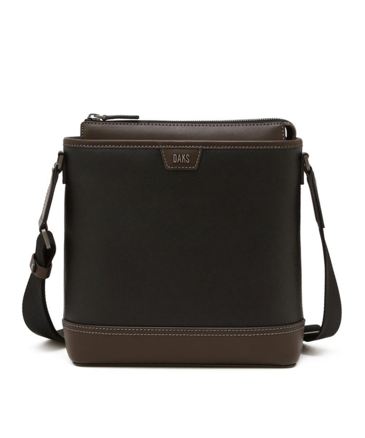 닥스 남성 액세서리(DAKS MEN'S ACCESSORIES) 블랙 로고장식 소가죽 크로스백_DBBA6E042BK